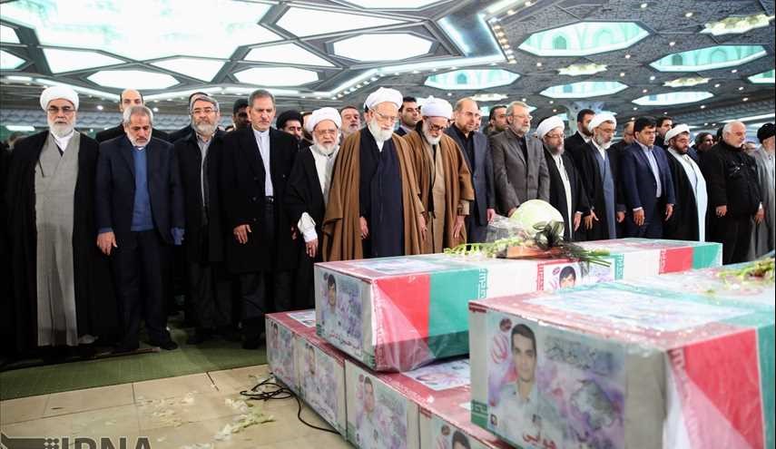 صلاة آية الله إمامي كاشاني على جثث رجال الاطفاء الشهداء