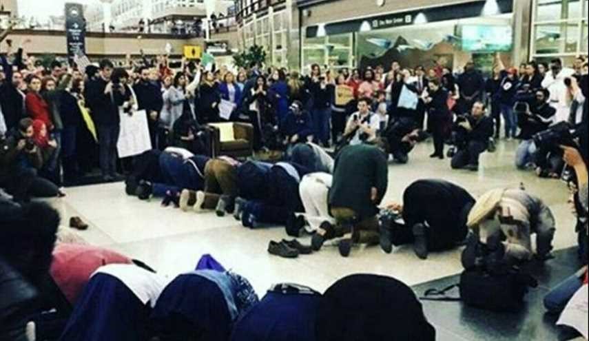 الشرطة الاميركية تمنع اقامة الصلاة بمطار دنفر والمواطنون يحمون المصلين