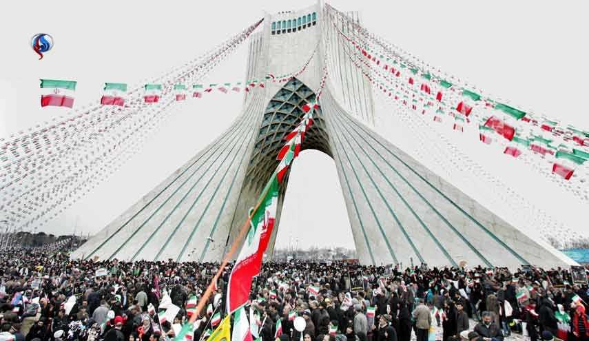 الإيرانيون يحيون الذكرى الـ 38 للثورة الإسلامية