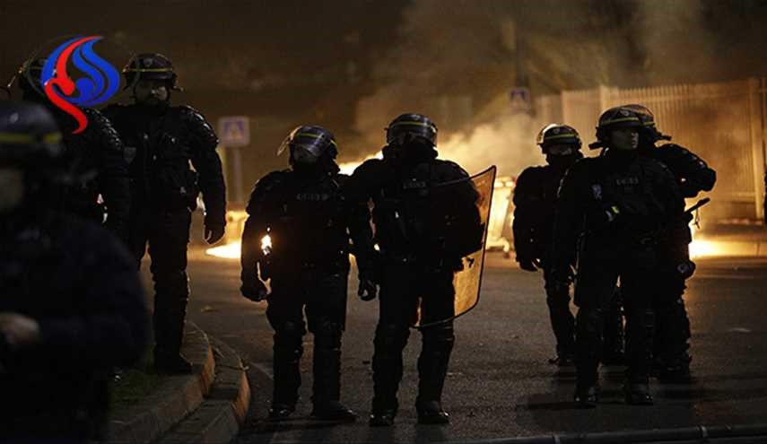 بالصور؛ اشتباكات مع الشرطة واحراق سيارات باحدى ضواحي باريس