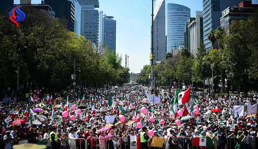 المكسيكيون يخرجون في تظاهرات حاشدة ضد ترامب