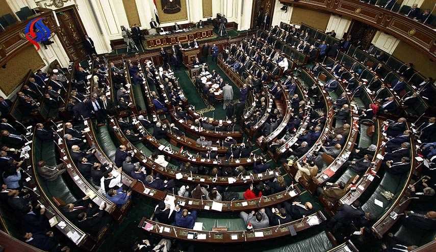 البرلمان المصري يسقط عضوية 