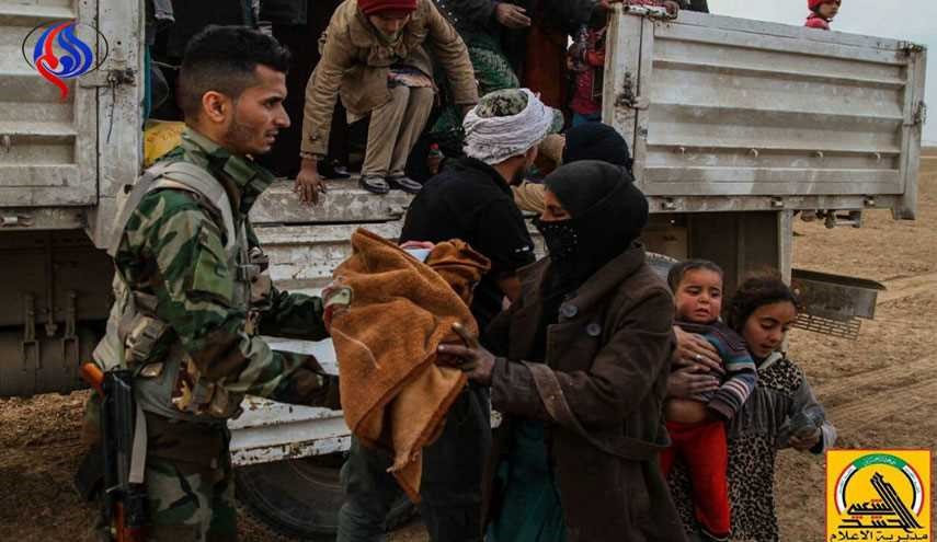 بالصور.. الحشد الشعبي يقدم مساعدات انسانية لنازحي غرب الموصل