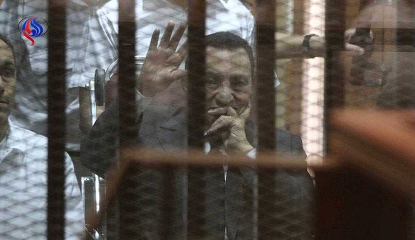 حكم نهائي يبرئ مبارك من قتل المتظاهرین في 