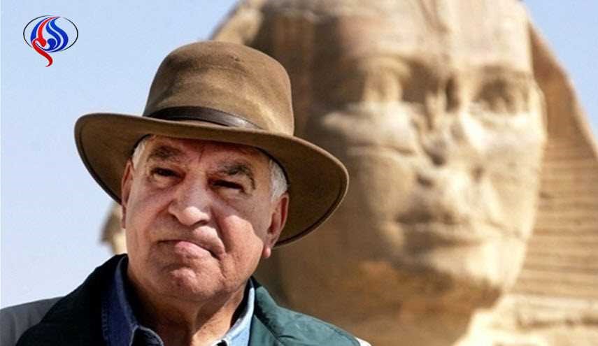 وزير مصري يفقد عقله ويسب 