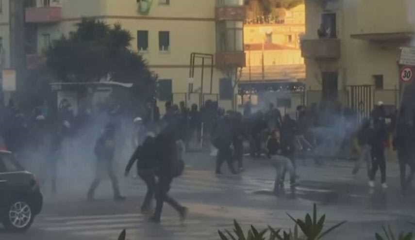 الشرطة الإيطالية تستخدم العنف لتفريق محتجين بمدينة نابولي