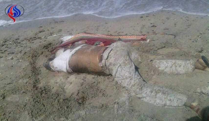 انفجار قایق متجاوز جسد نظامی اماراتی را به ساحل یمن انداخت
