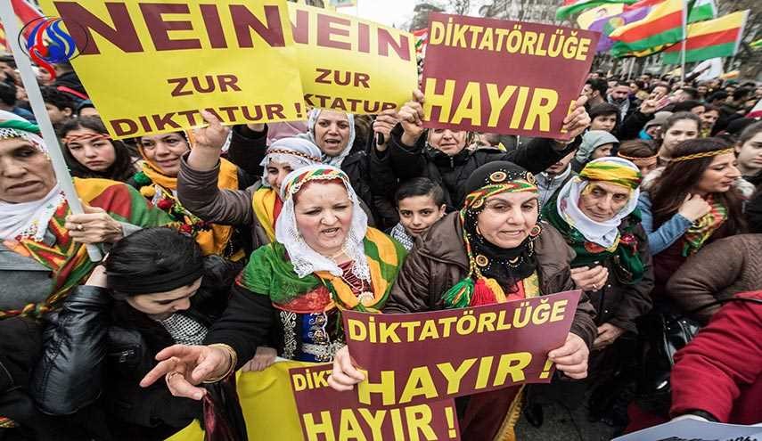 آلاف الأكراد يحتجون ضد الرئيس التركي في فرانكفورت