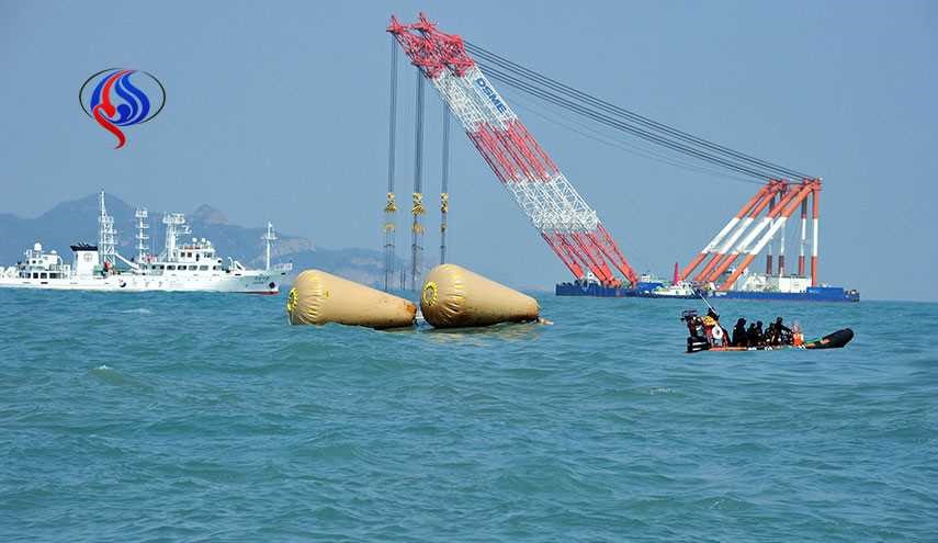 کشتی غرق‌شده کره‌جنوبی از آب خارج می‌شود