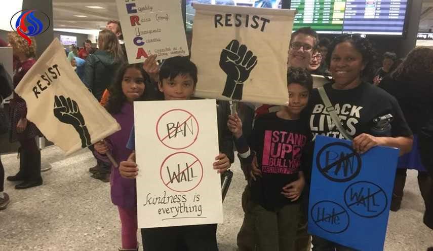 تظاهرات ضد «ترامپ» در فرودگاه «دالاس» + تصاویر