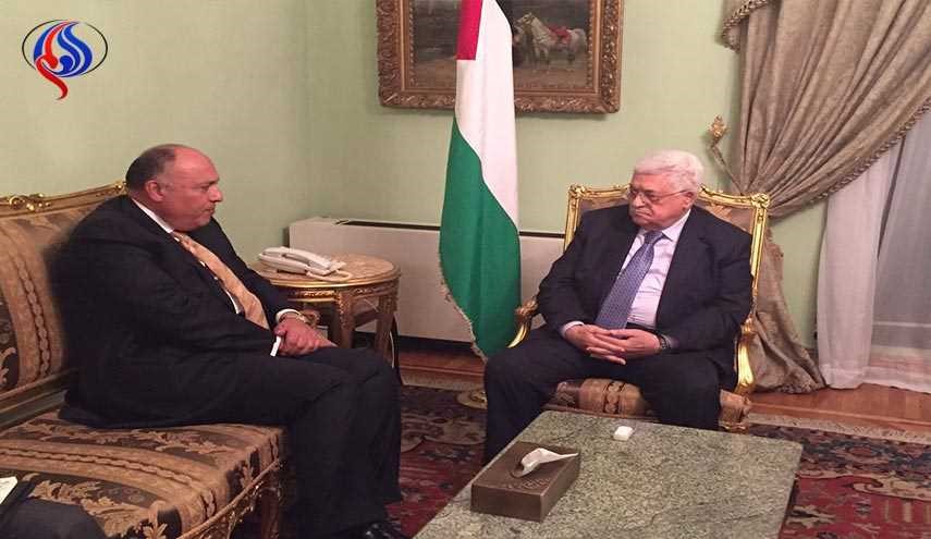 عباس يلتقي وزير الخارجية المصري بعيد وصوله للقاهرة