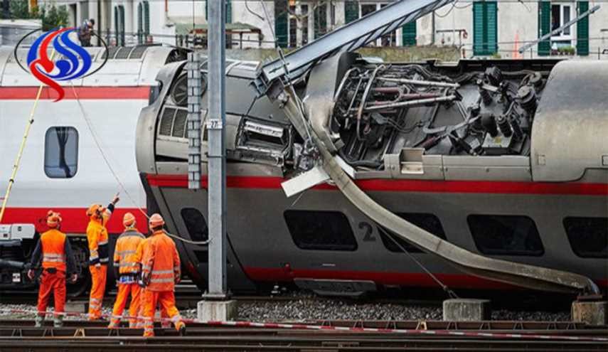 بالصور.. قطار يخرج عن سكته في سويسرا