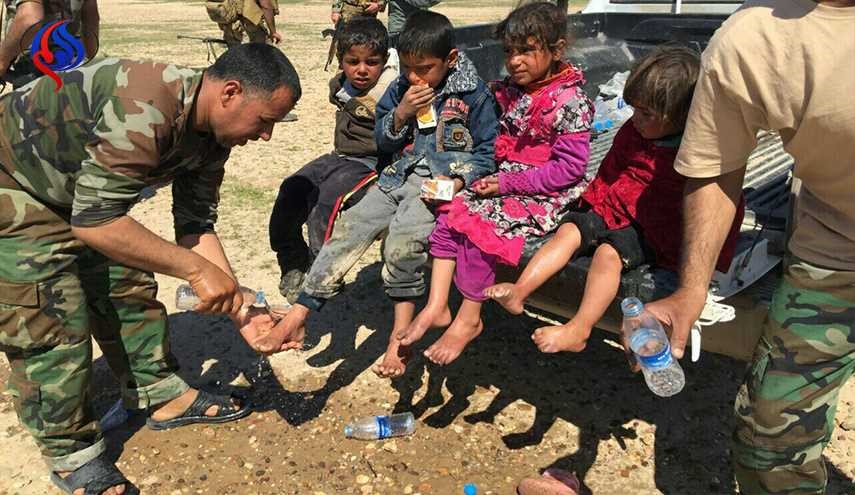 عکس.. رفتار انسان دوستانۀ بسیج عراق با آوارگان