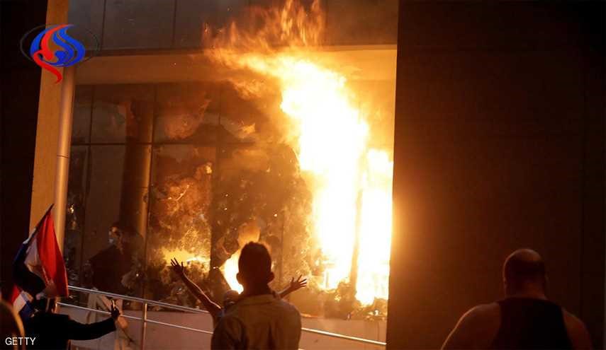 محتجون يضرمون النار بمبنى الكونغرس في باراغواي