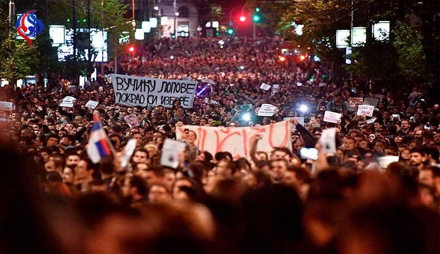 الآلاف في صربيا يحتجون على فوز فوشيتش في انتخابات الرئاسة
