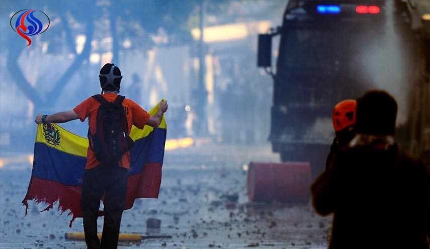 صدامات بين الشرطة ومعارضي الرئيس الفنزويلي تقابلها مسيرة لداعميه