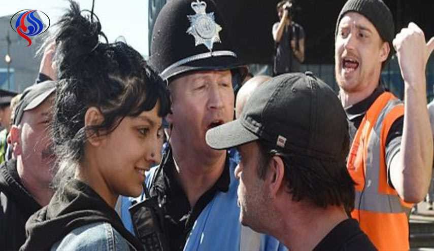 صورة مسلمة تتحدَّى يمينياً متطرفاً في بريطانيا تحظى بتفاعل الآلاف..