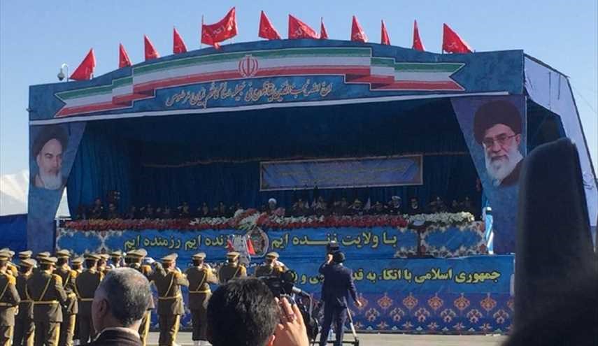 بدء العرض العسكري للجيش الايراني بجوار حرم الامام الخميني (رض)