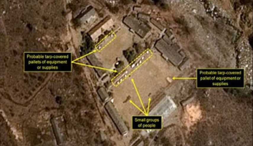 مراقبون يرصدون عمال موقع للتجارب النووية في كوريا الشمالية يلعبون كرة الطائرة