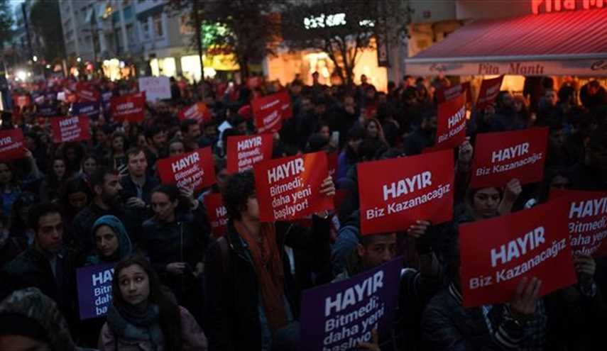 Turkey arrests leftist activists over anti-referendum protests