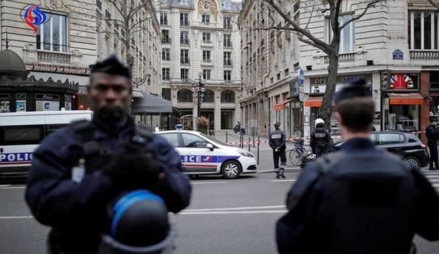 تسلیم شدن مظنون حمله تروریستی شانزه لیزه پاریس