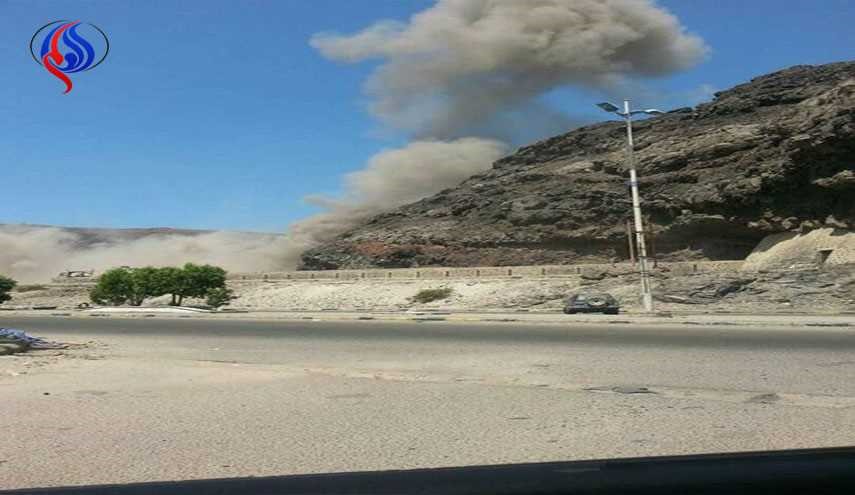 بالصور/ انفجاران عنيفان بالقرب من مواقع لميلشيات هادي في عدن