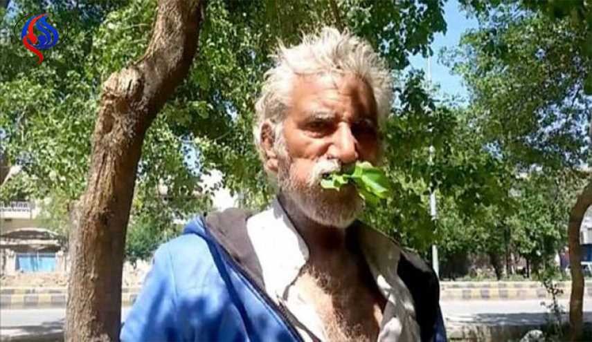 بالصور.. رجل يأكل أوراق الأشجار والأغصان لـ25 عامًا ولم يمرض قط!