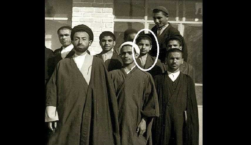 روحاني ينشر صورة له تعود الى عام 1962