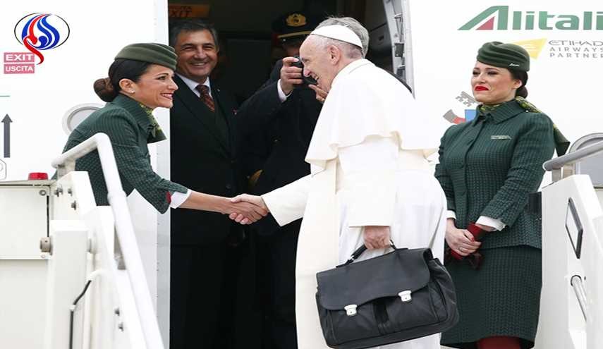 بالصور.. بابا الفاتيكان يكشف عن محتويات حقيبته السوداء