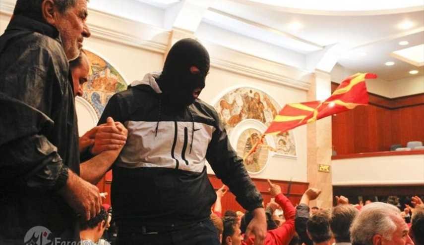 زد و خورد در پارلمان مقدونیه عکس