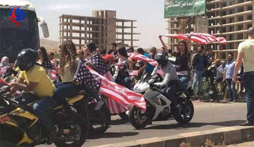 عکس ... اهتزاز پرچم‌ آمریکا و  شعارهای حمایت از ترامپ در قلب دمشق!