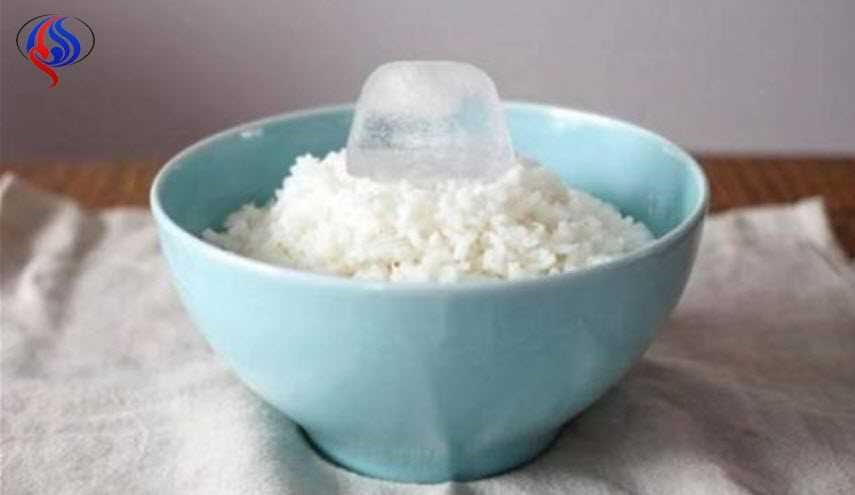 لماذا يجب وضع قطعة ثلج على الأرز قبل تسخينه؟!
