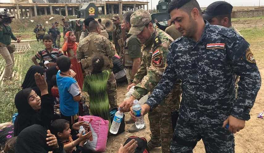 الشرطة الاتحادية العراقية تجلي العائلات بعد تحريرهم من 
