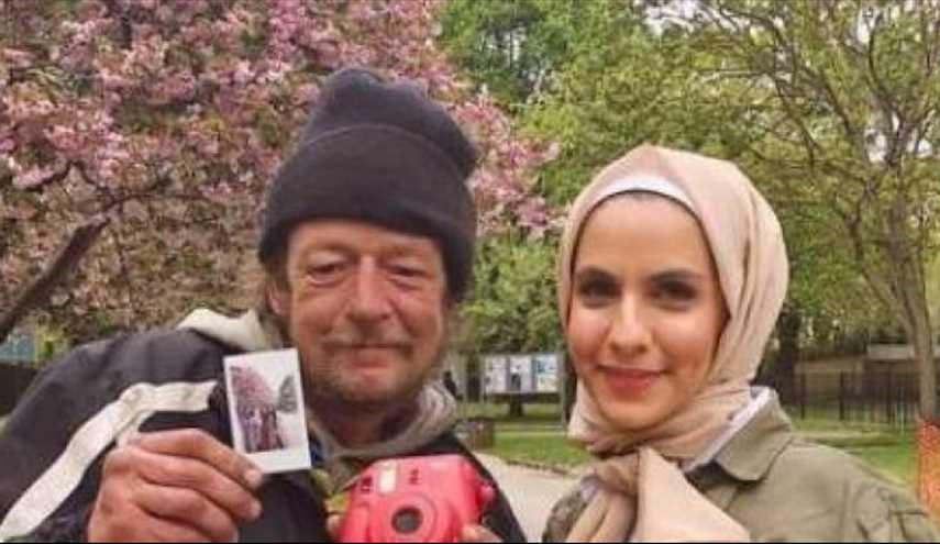 أرادت إلتقاط صورة في بلد أجنبي .. لكنها غيرت حياة هذا المشرد!