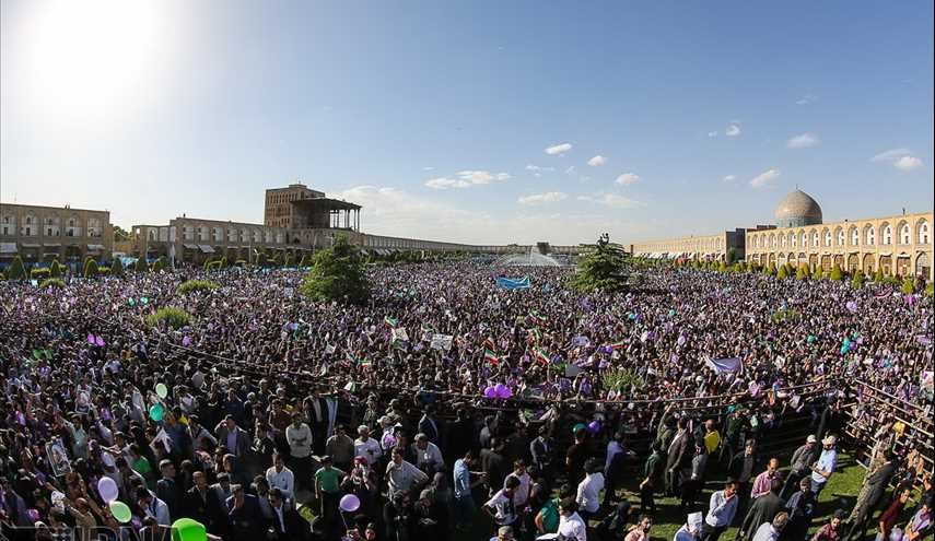 Rouhani visits supporters in Isfahan