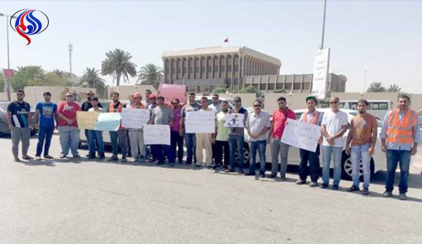عمال بحرينيون يعتصمون أمام 