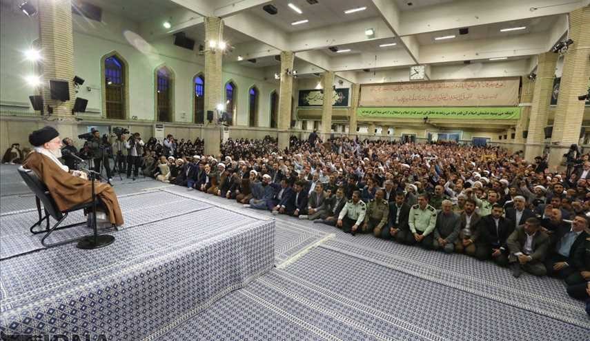 قائد الثورة الإسلامية يستقبل حشدا من مختلف شرائح الشعب الإيراني