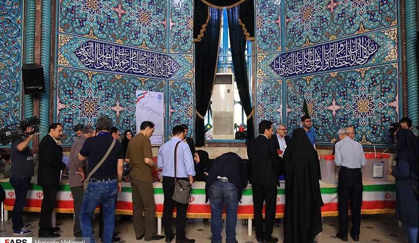 بالصور.. عملية الاقتراع في حسينية ارشاد بالعاصمة طهران