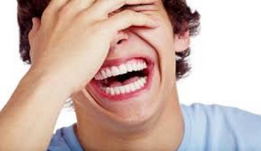 العلماء يكتشفون سبب كثرة الضحك والإبتسامات..