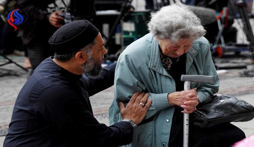 بالصور.. رجل مسلم يواسي عجوزاً يهودية بعد هجوم مانشستر