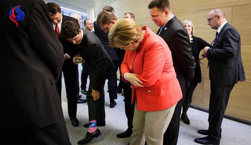 وقتی نخست‌وزیر، با جوراب لنگه‌به‌لنگه پُز می‌دهد! +عکس