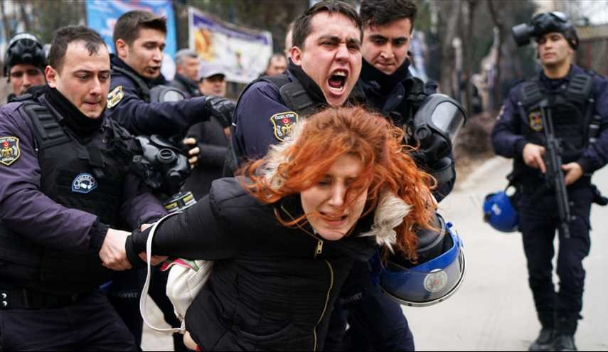 تركيا تعتقل اثنين من العاملين بصحيفة معارضة