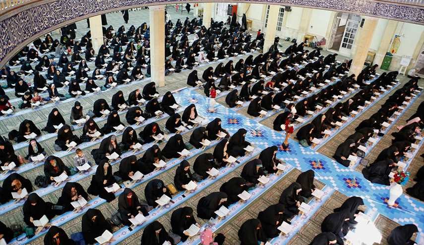 بالصور.. التلاوة الجماعية للقرآن الكريم في مدینة همدان بمناسبة شهر رمضان