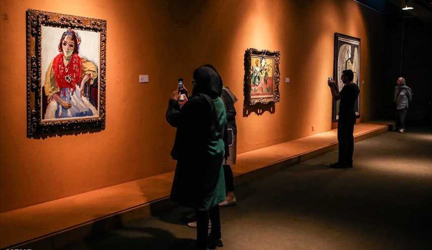 توقيع كتاب عن الأعمال الأجنبية لكنوز متحف الفنون المعاصرة في إيران /صور