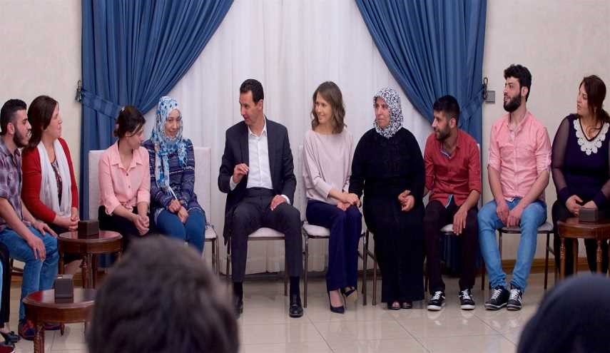 الأسد يستقبل المختطفين المحرّرين من برزة برفقة عائلاتهم