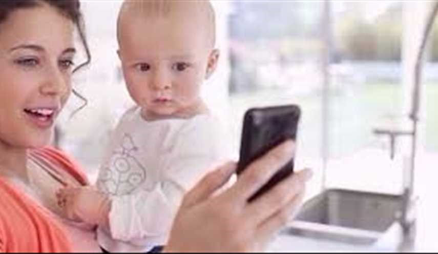 هوس الأهل باستخدام التكنولوجيا ووسائل التواصل يؤثر على سلوك أولادهم!