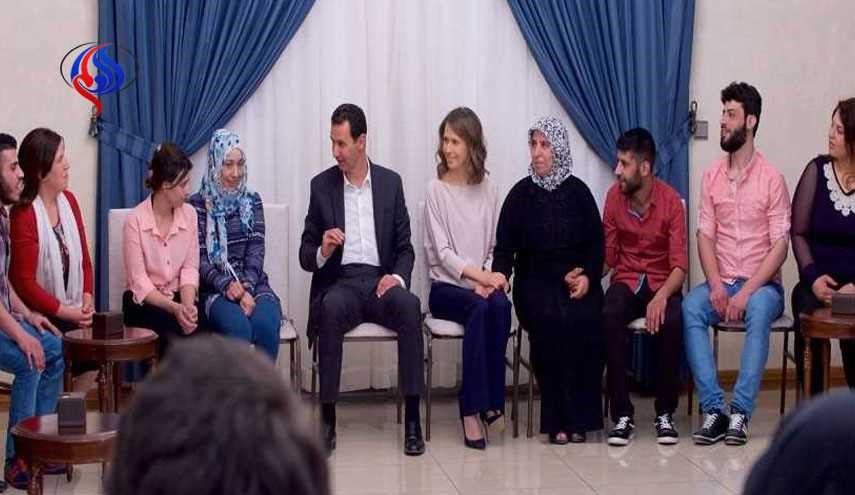 اسد و همسرش با آزاد شدگان از دست داعش دیدار کردند