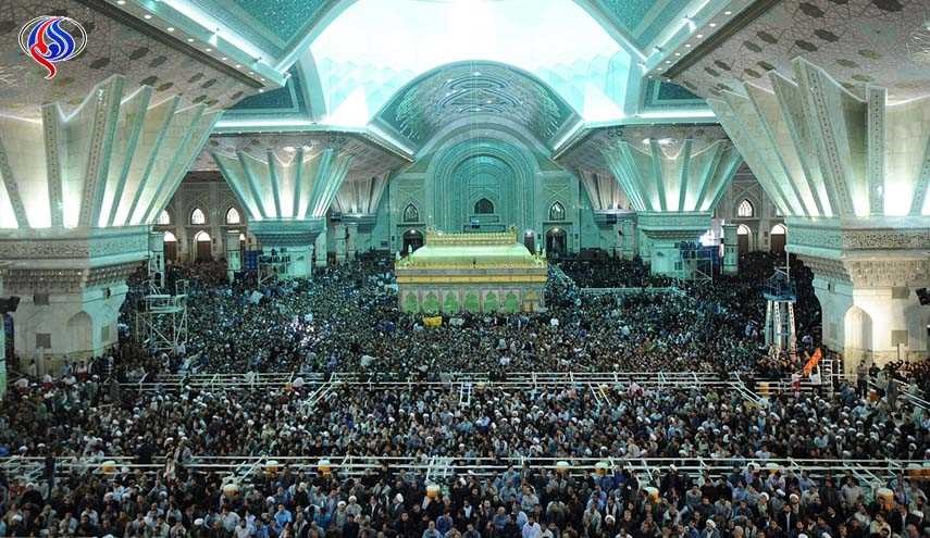 مئات الآف الزوار يشاركون في مراسم إحياء ذكرى رحيل الإمام الخميني (رض)