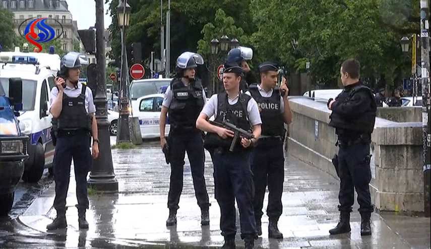 حمله به پلیس فرانسه درمقابل کلیسای نوتردام