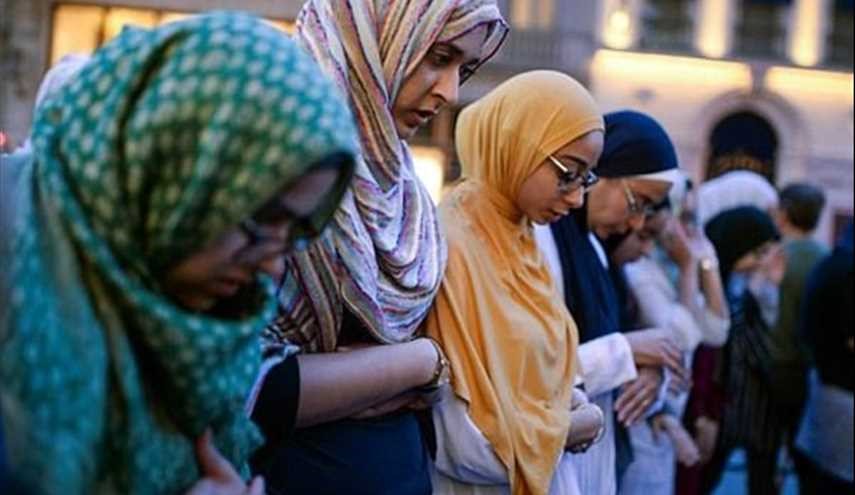 المسلمون تجمع خارج برج ترامب للصلاة في الاحتجاج